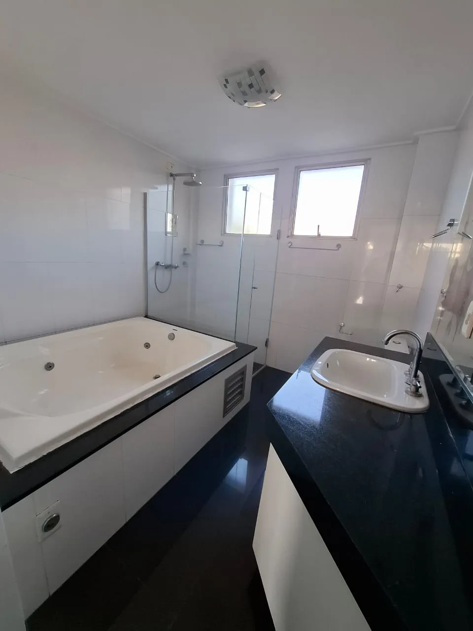 banheiro suite — Apartamento de 4 quartos no Castelo, um por andar