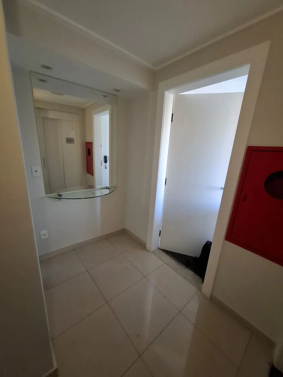 hall privativo — Apartamento de 4 quartos no Castelo, um por andar